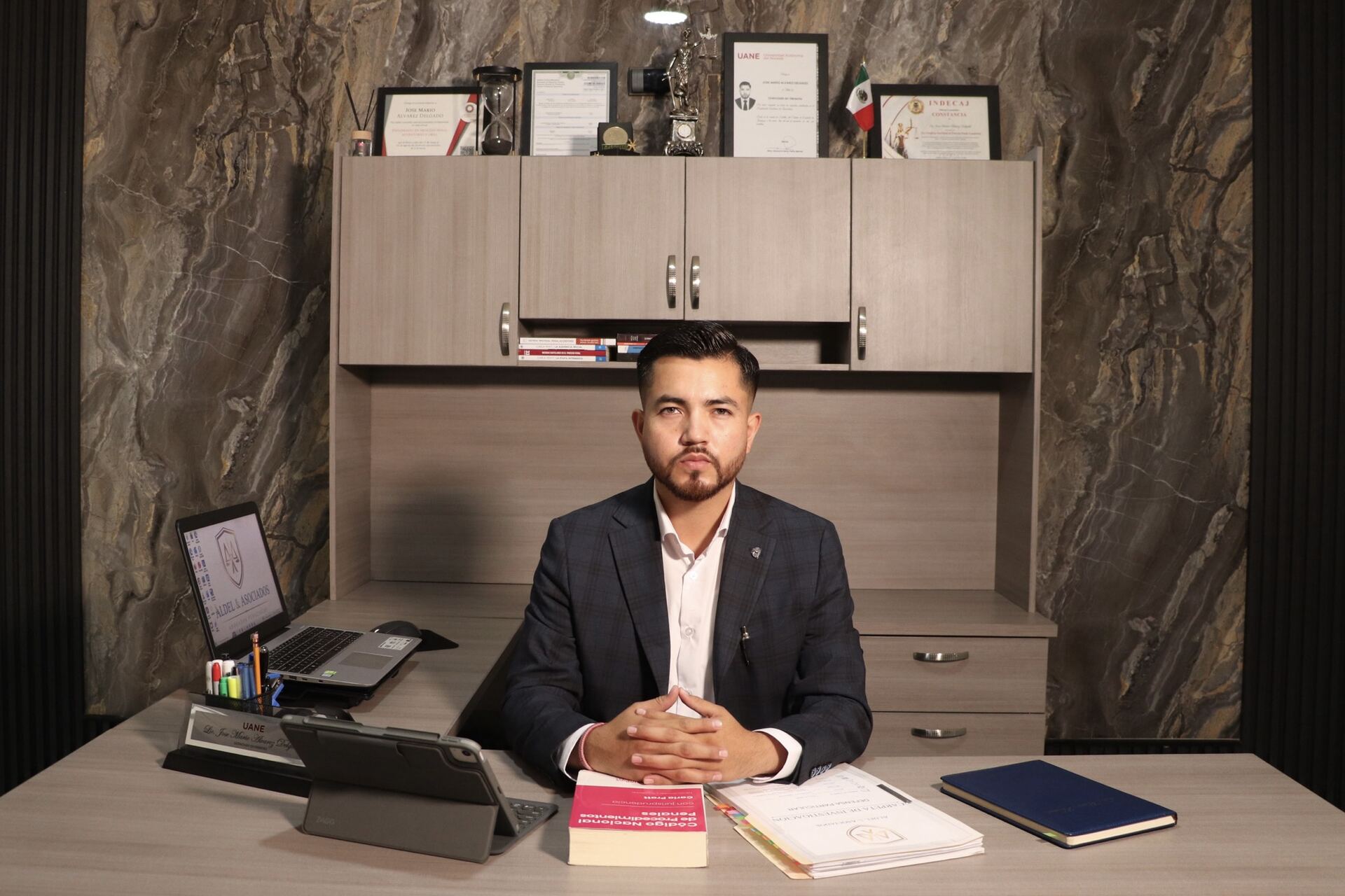 Mtro. Mario Álvarez, abogado penalista y titular de ALDEL & Asociados, en su despacho